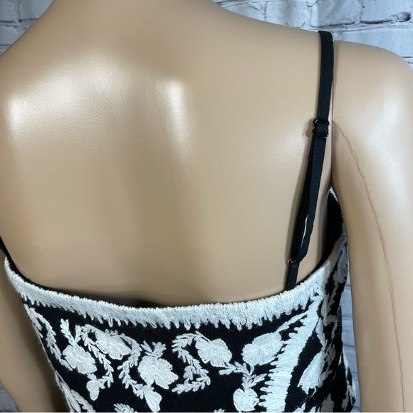 Ralph Lauren Embroidered Cropped Sleeveless Black White Blouse Size 12 - Picture 10 of 10